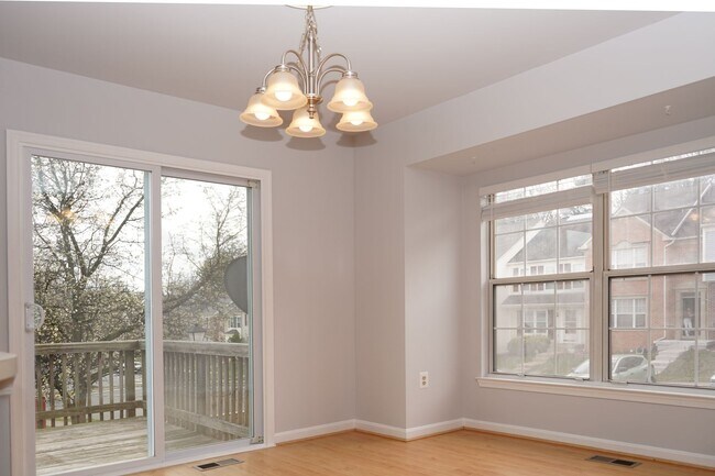 Building Photo - 4 Bedroom 3.5 Bath Townhome in Woodbridge, VA