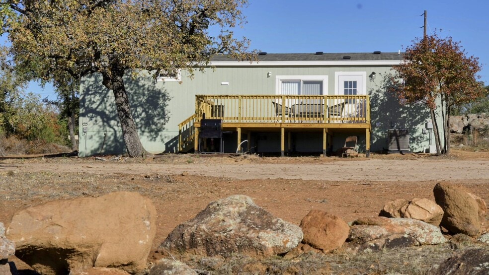 Building Photo - 811 Yucca Dr