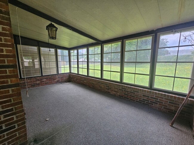 Building Photo - 3 Bed, 2 Bath with Screened in Porch