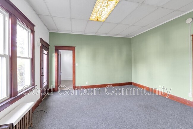 Building Photo - 596 Oliver St