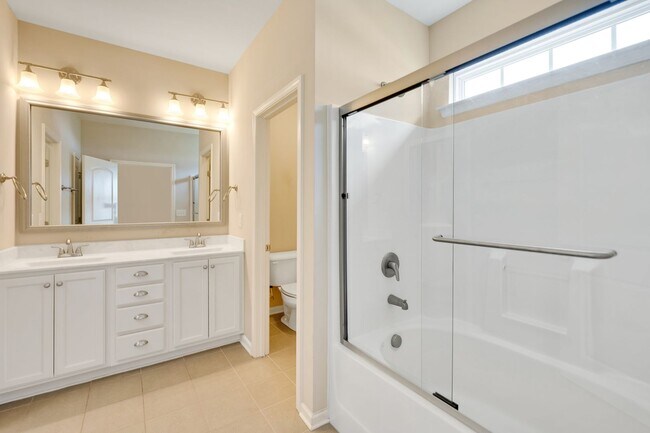 Building Photo - Beautiful 3bd/2.5ba Townhouse Available in Durham!