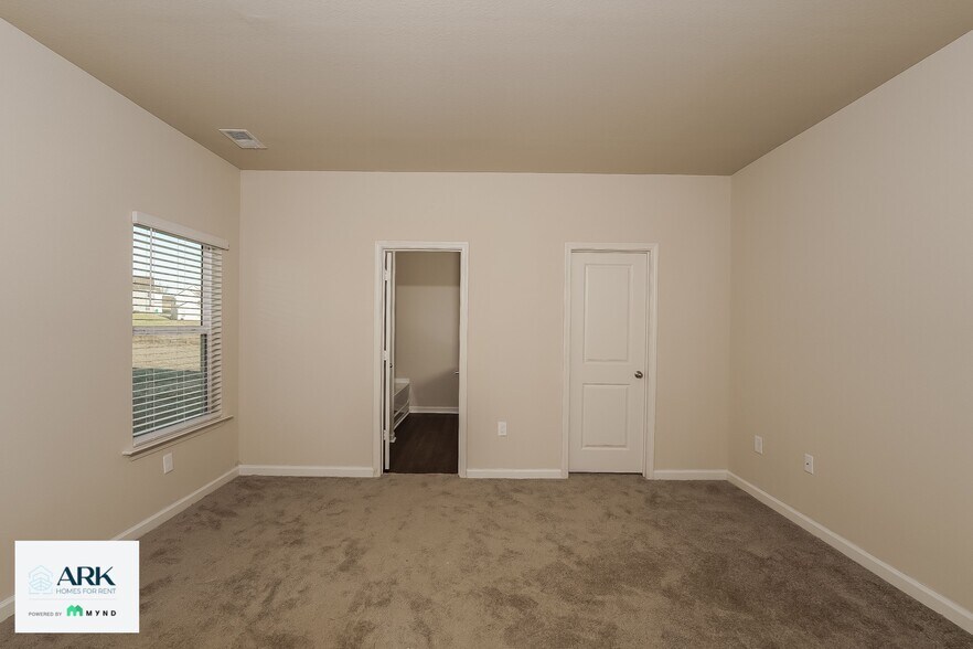 Building Photo - 450 Clover Cir