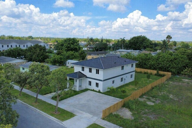 Building Photo - 722 NW 6th Ct