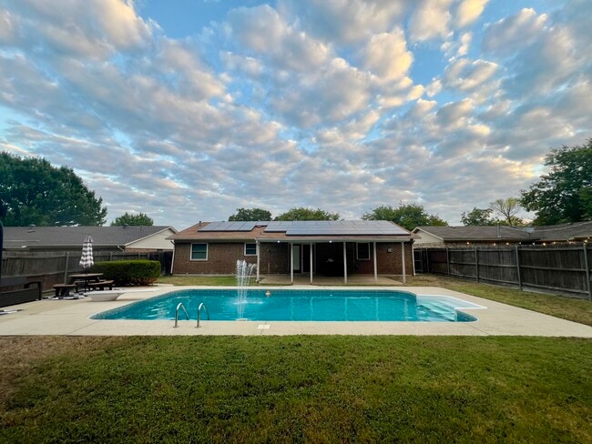 Building Photo - 6012 Highcrest Dr