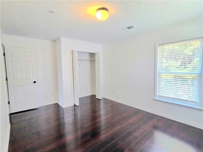 Building Photo - 1140 Foxcroft Dr