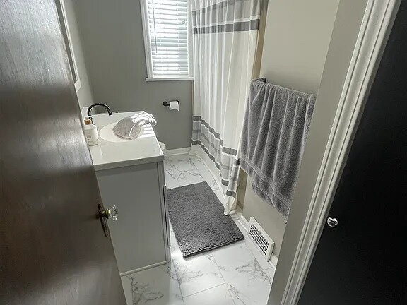 Building Photo - Beautiful house that features a master bedroom on the first floor