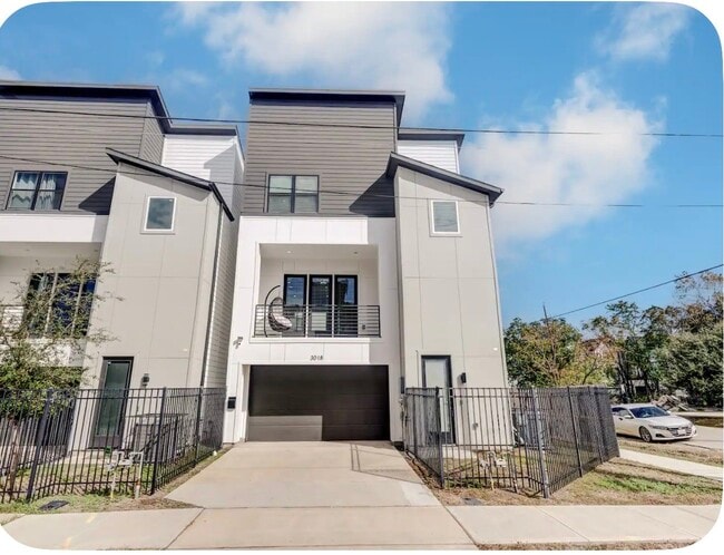 Building Photo - 3018 Delano St