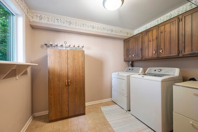 Building Photo - Beautiful 3BD/2.5BA Ranch in Park-like Set...