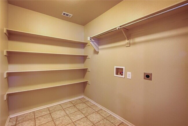 Building Photo - 4 Bedroom, 2 Bath Home in Fort Worth!