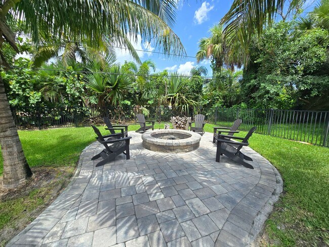 Building Photo - SEASONAL RENTAL - Luxury by the Beach!