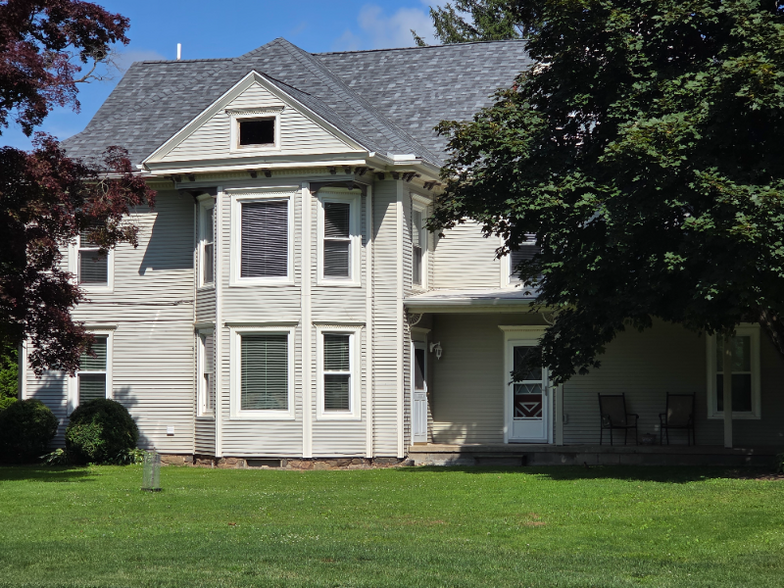 Building Photo - 214 E Pine St