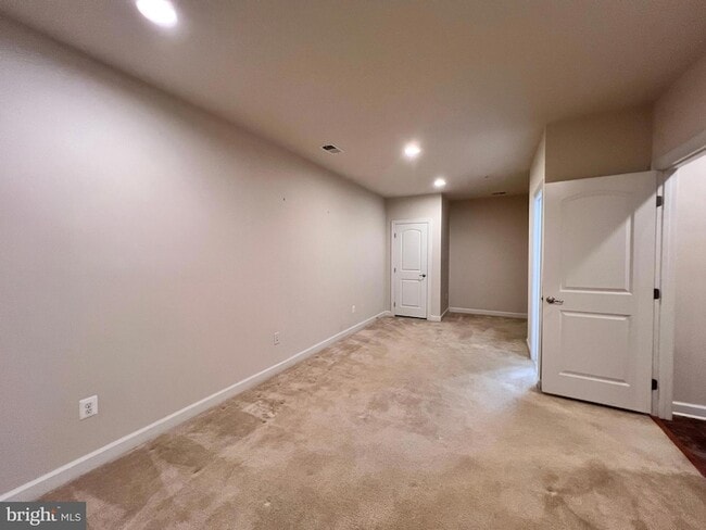 Building Photo - 376 Parkview Ave