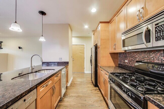 Building Photo - 421 S Ridgeland Ave