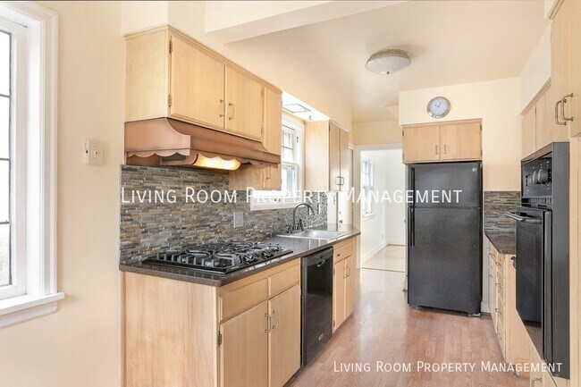 Building Photo - 5905 NE 33rd Ave