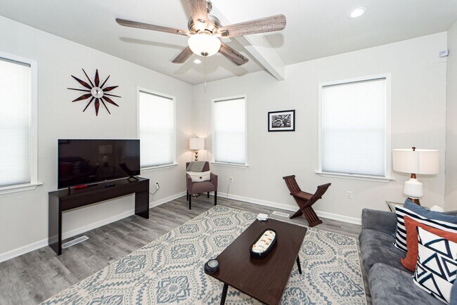 Building Photo - 3 BD 2.5 Bath Charming Home