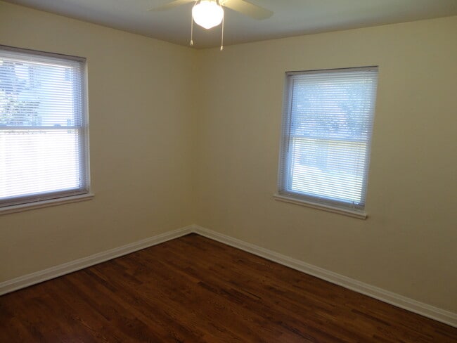 Building Photo - Updated Duplex with Fresh Paint and  Fenced Yard in Great Location!