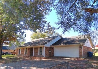 Building Photo - Newly Remodeled! Spacious 3 Bedroom, 2 Bat...