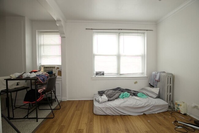 Building Photo - 4060 N Kenmore Ave