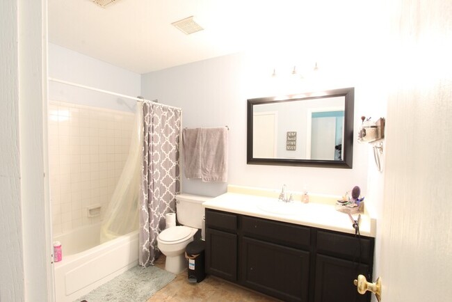Building Photo - Spacious 3BR Lakewood Townhome w/ Bonus Sp...