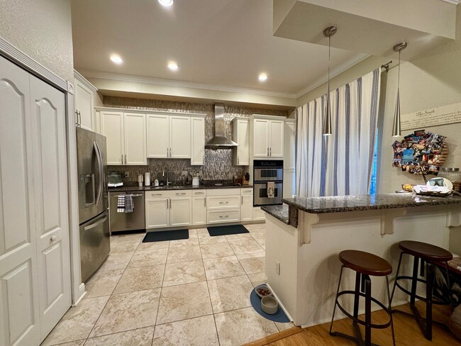 Building Photo - Updated 2 Bed 2.5 Bath Townhouse in A+ loc...