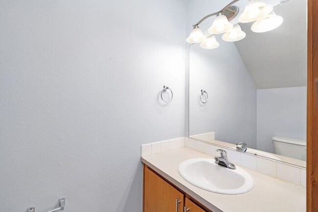 Building Photo - Big 2 bedroom townhouse. Minutes to Portland!!!!