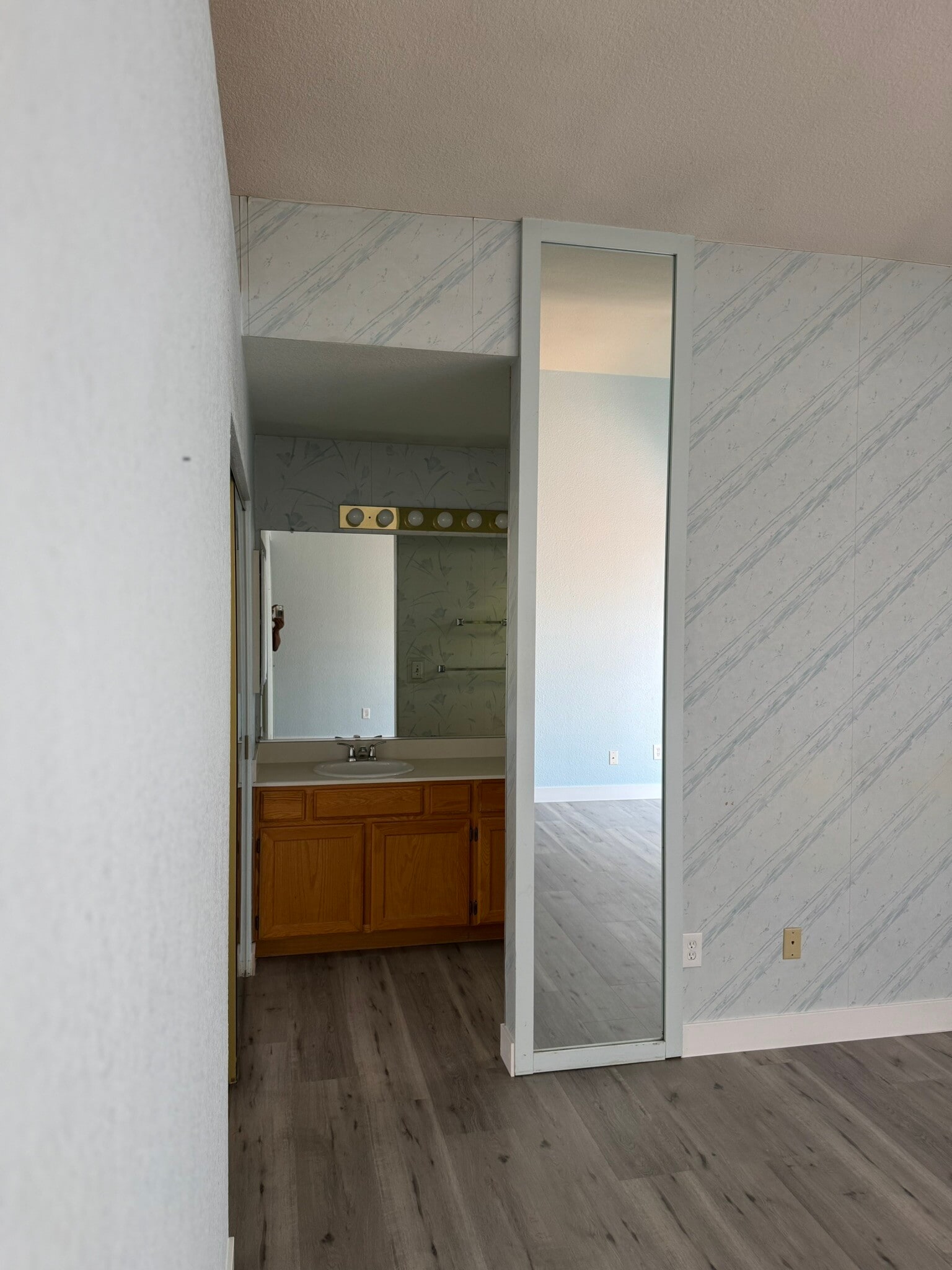 Master Bedroom - 1070 Camellia Ln