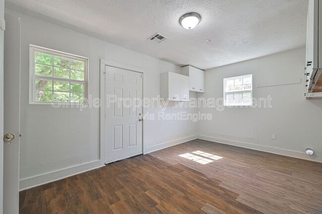 Building Photo - 713 SW 25th St