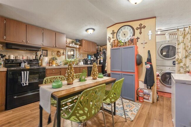 Building Photo - 8916 Lakeside Dr