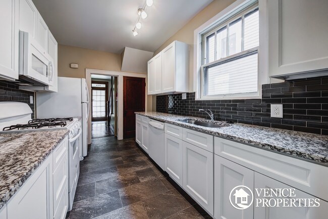 Building Photo - 103 W Norwich Ave