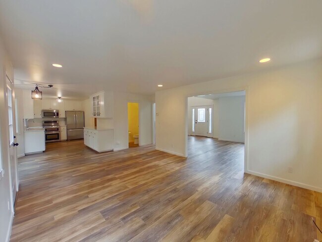 Building Photo - Large Beautiful Home in the Hills