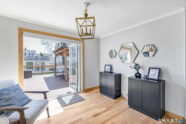 Building Photo - 855 Riverside Dr