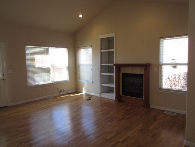 Building Photo - MOVE IN SPECIAL! Move in before July 1, 2026 Receive $300 off of 1st Months Rent.  2br/ 2ba Townh...