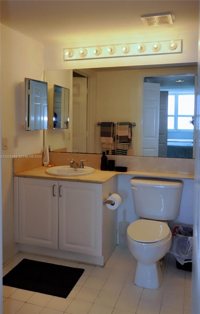 Building Photo - 1155 Brickell Bay Dr