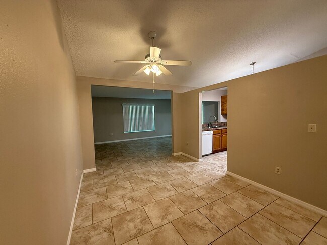 Building Photo - Spacious 2 Bedroom, 2 Bath, 2 car garage Home For Rent in New Port Richey!