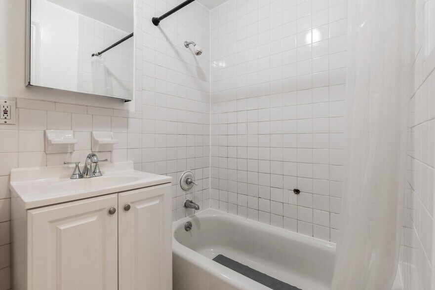 Building Photo - 414 W 46th St