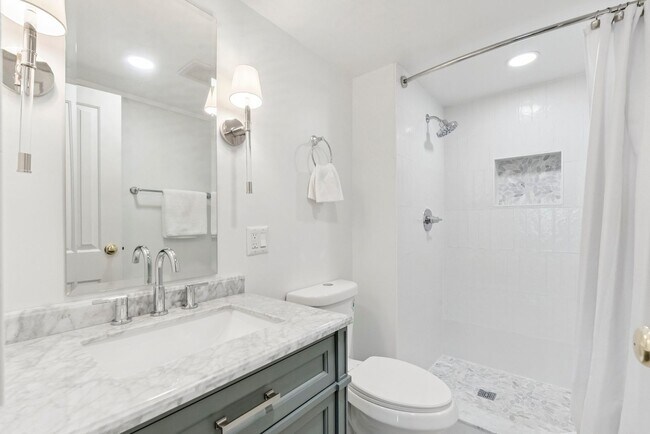 Building Photo - Incredible 2-Bedroom & 2-Bathroom in Pentagon City!