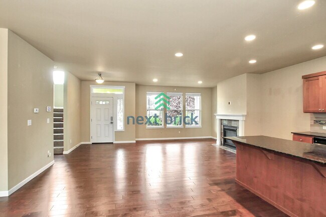 Building Photo - 3 Bed and 2.5 Bath Single-family Home Avai...