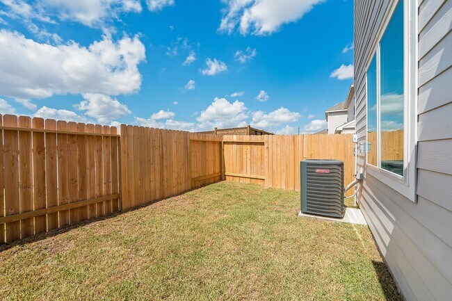 Building Photo - 3915 Deledda Dr