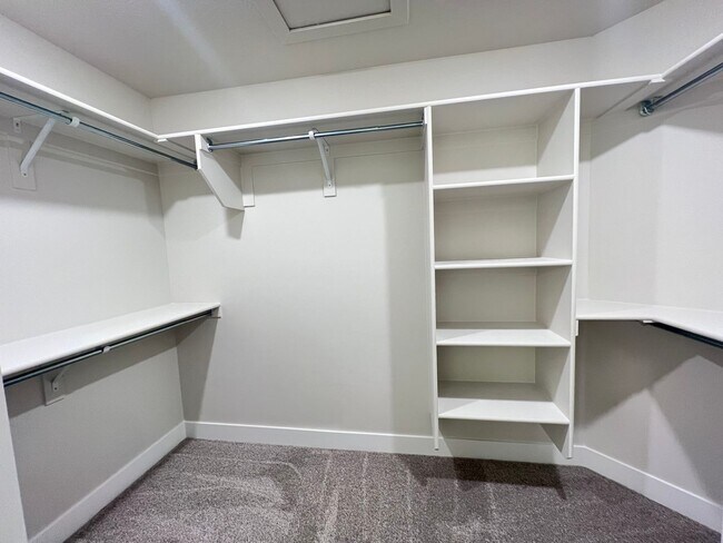 Building Photo - 4 bedroom/2.5 bathroom Townhome in Lehi