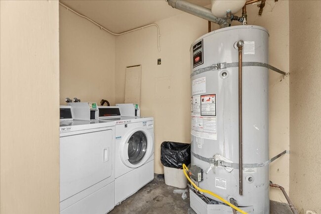 Building Photo - Upgraded 2-Bedroom Townhome with Private G...
