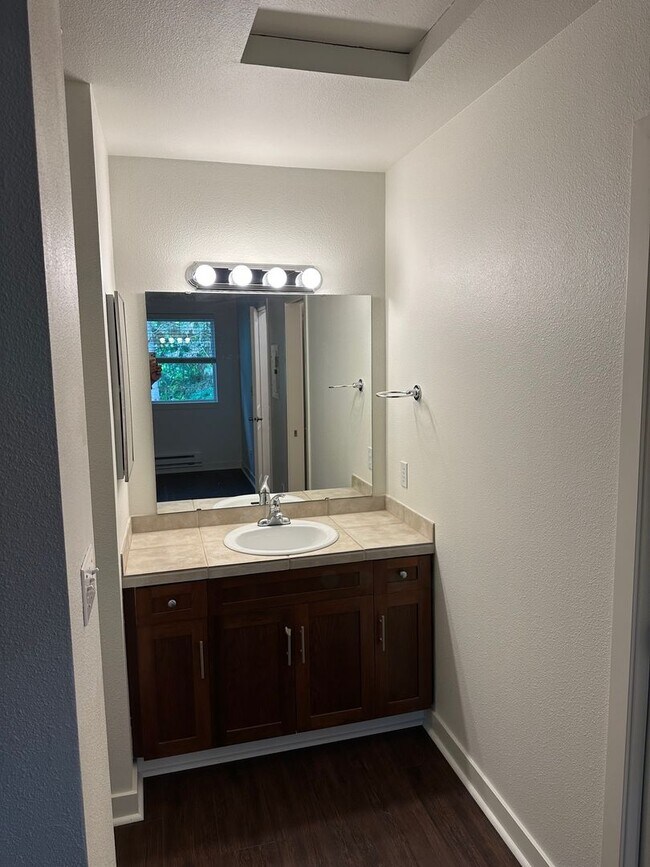 Building Photo - Nice 2 bed / 1 bath Condo in Bothell!