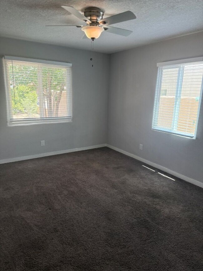 Building Photo - Beautiful 3 bedroom 2 bath 2 car garage ho...