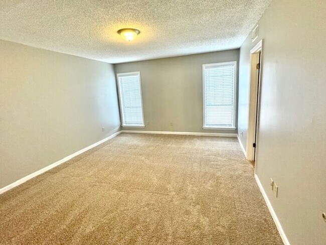 Building Photo - Spacious 3 Bedroom 2 Bath Available Now!