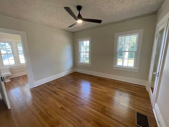 Building Photo - Updated 3/2 House in Old East Rome $2,295