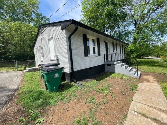 Building Photo - Lovely 3-Bedroom Home in a Great Location ...