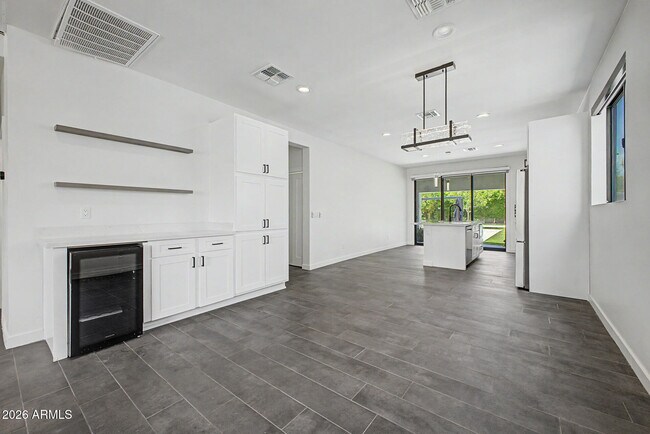 Building Photo - 2312 E Curnow Dr