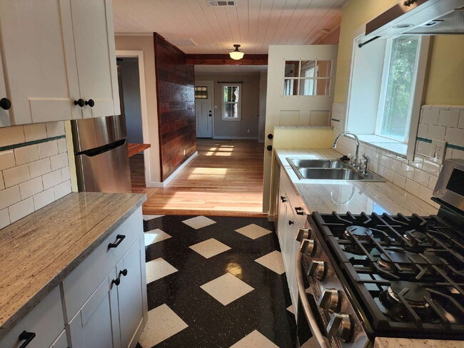 Building Photo - Cozy Craftsman style home!