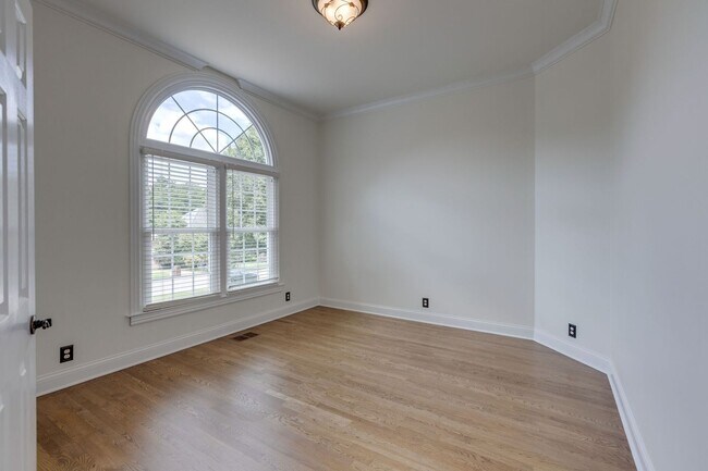 Building Photo - COMING SOON!-- Walk to Kenrose and Ravenwood!
