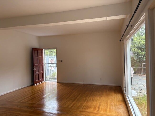 Building Photo - Beautiful Remodeled Berkeley 3 Bedroom Dup...