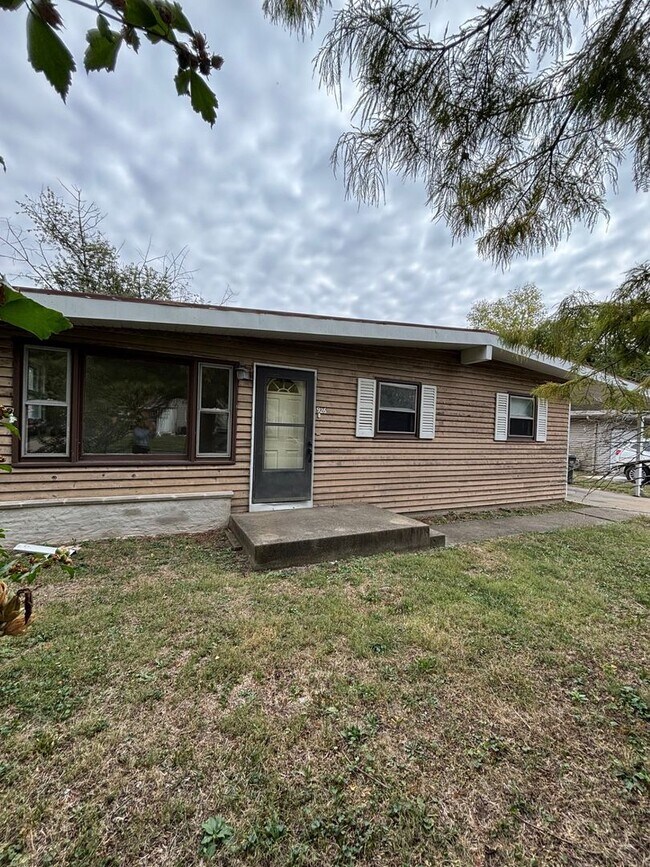 Primary Photo - 926 N Linview Ave